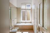 Bad mit Wanne und Regendusche - 