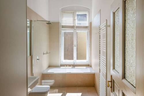 Bad mit Wanne und Regendusche - 