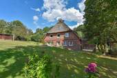 weitläufiger Garten mit Obstbäumen, Blumen und Sträuchern - 