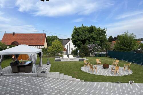 Gartenanlage mit 3 Sitzbereichen - 6 Zimmer Einfamilienhaus in Königsheim