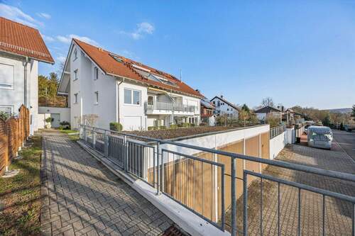 Hausansicht - Wohnen mit Ausblick: Gepflegte 3,5-Zimmer-Wohnung mit Balkon in Remseck-Hochberg