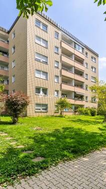 Außenansicht 2 - Helle 3 bis 4 Zimmerwohnung mit Südloggia und Garagenstellplatz in idealer Lage
