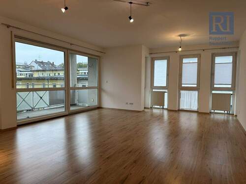 Wohn- und Essbereich - Helle 2-Zimmer-Wohnung mit Balkon und Stellplatz in der Sanderau