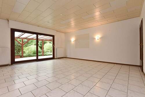 Wohnzimmer mit Zugang zur Terrasse - 
