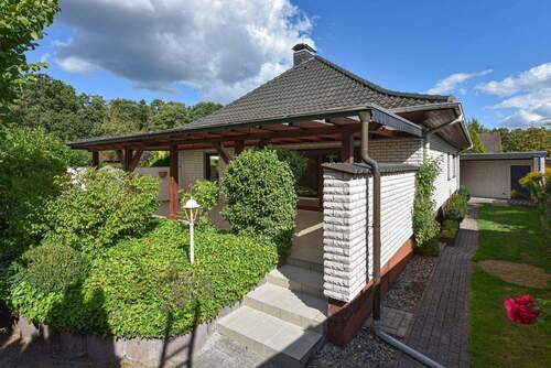 liebevoll angelegter Garten mit Wohlfühlatmosphäre - 5 Zimmer Bungalow in Munster