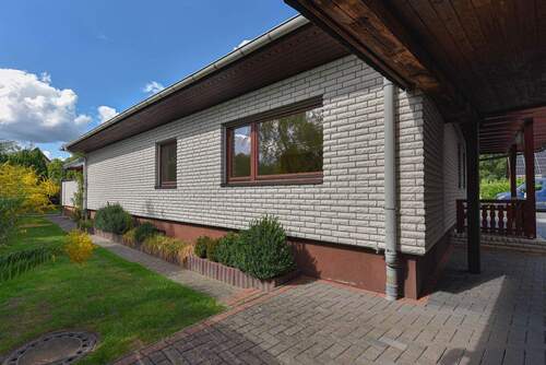 weiß gebrochene Klinkerfassade & gepflegter Zustand - Bungalow mit 126,00 m² in Munster zum Kaufen
