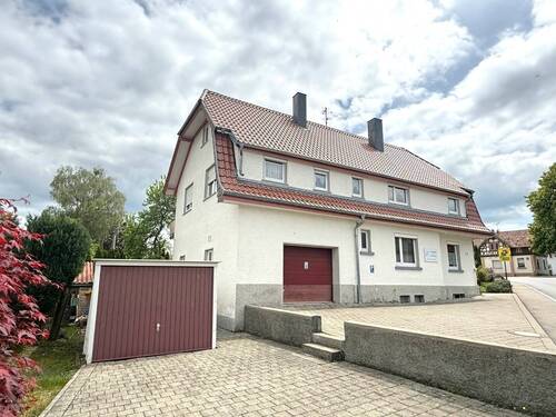 EFH mit zwei Garagen - 