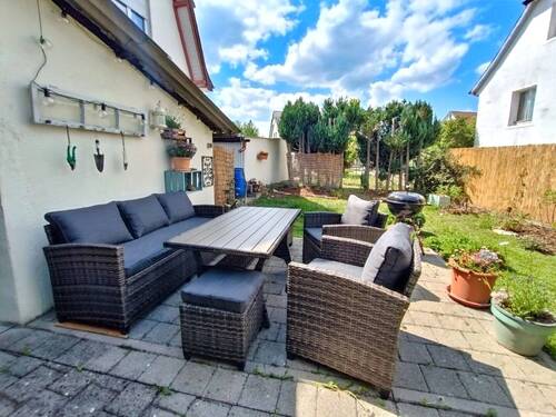 Terrasse und Schopf im hinteren Garten - 