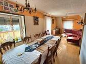 Wohn- und Essbreich mit Balkonzugang - 