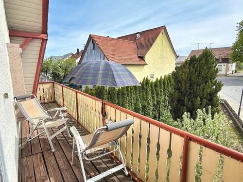Teilüberdachter Balkon beim Wohnbereich - 