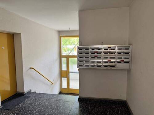 helles Treppenhaus - Etagenwohnung mit 31,70 m&sup2; in Berlin zum Kaufen