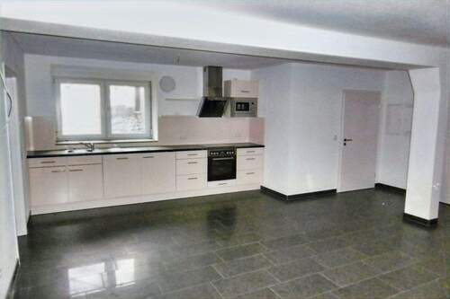 Wohn- und Esszimmer mit offener Küche - 