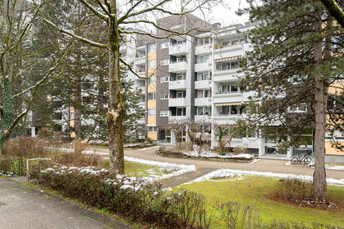 Hausansicht von Süden - viel Grün drum herum - 