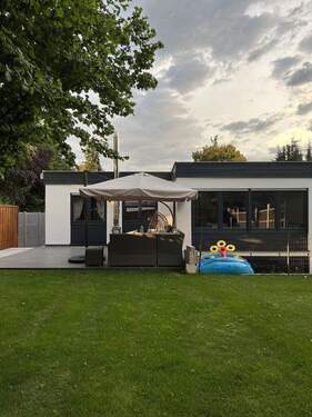 Bild 1 - Lichtdurchfluteter Reihenbungalow mit Garten und Sauna in ruhiger Lage