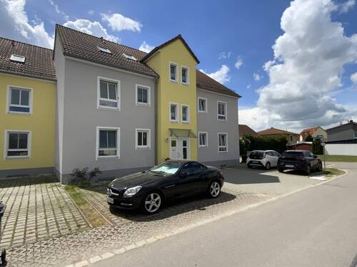 Ansicht mit Eingang und Stellplatz - 3 Zimmer Etagenwohnung in Steinberg am See