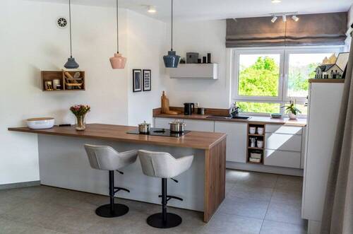 Moderne Küche mit Inseltresen - 3 Zimmer Einfamilienhaus in Aue- Bad Schlema
