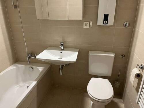 ...mit Badewanne, Spiegelschrank - 