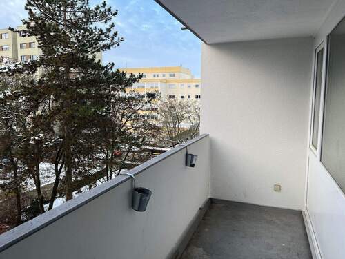 Überdachter Balkon - Sehr schöne 1 Zimmer-Wohnung mit separater Küche und Balkon, 3. OG mit Aufzug, gepflegtes MFH in Stein-Deutenbach - EBK kann abgelöst werden