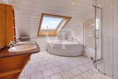 OG - Badezimmer mit Wanne - 