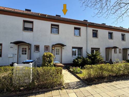 Objektvorderseite - Attraktive Gelegenheit in Wolfen: Reihenmittelhaus mit gepflegtem Garten, Terrasse & Ausbaureserve