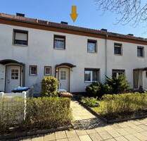 Attraktive Gelegenheit in Wolfen: Reihenmittelhaus mit gepflegtem Garten, Terrasse & Ausbaureserve - Bitterfeld-Wolfen