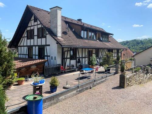 Sonnenterrasse mit Auffahrt - 9 Zimmer Mehrfamilienhaus, Wohnhaus zum Kaufen in Stühlingen