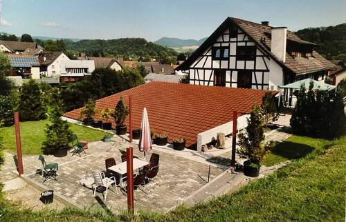 toller Festplatz hinter dem Haus als Freisitz - 