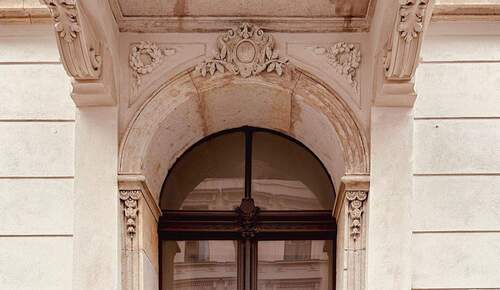 Schmuckvolle Eingangstür - 2 Zimmer Etagenwohnung zum Kaufen in Leipzig