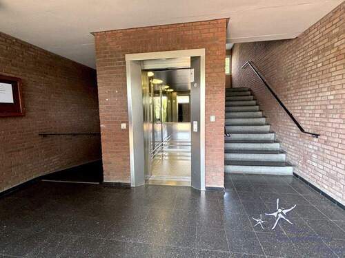 Hauseingang-Fahrstuhl - 1 Zimmer Etagenwohnung zum Kaufen in Schönberg