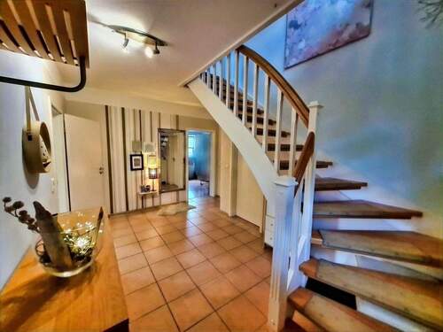 Großzügiger Eingangsbereich - 5 Zimmer Einfamilienhaus zum Kaufen in Schneverdingen