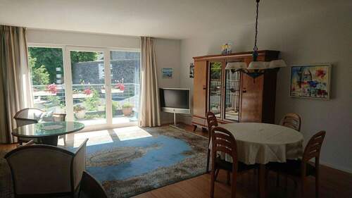 Wohnzimmer mit Balkon - 3 Zimmer Terrassenwohnung zum Kaufen in Hennef