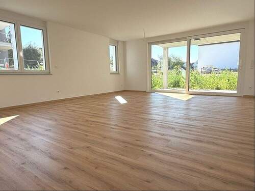 Wohnen mit Blick zur Terrasse und großem Garten - 