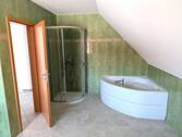 Bad mit Wanne und Dusche oben - 