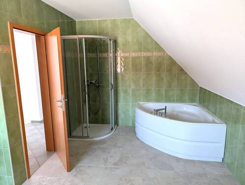 Bad mit Wanne und Dusche oben - 