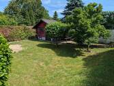Garten mit Holzgartenhaus - 