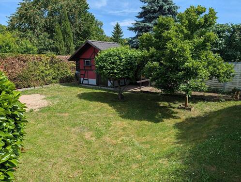Garten mit Holzgartenhaus - 