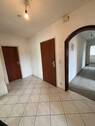 Eingang Wohnung mit Flur - 3 Zimmer Etagenwohnung zum Kaufen in Unterkirnach