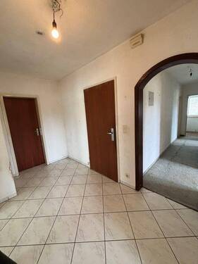 Eingang Wohnung mit Flur - 3 Zimmer Etagenwohnung zum Kaufen in Unterkirnach