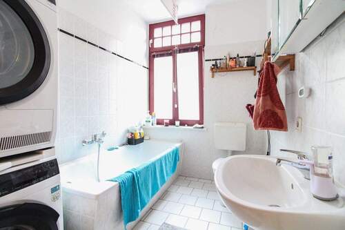 Badezimmer mit Badewanne - 