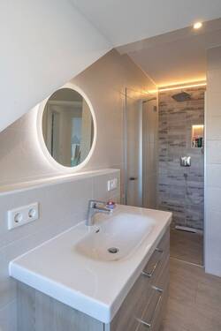 Doppelwaschbecken und Dusche - 