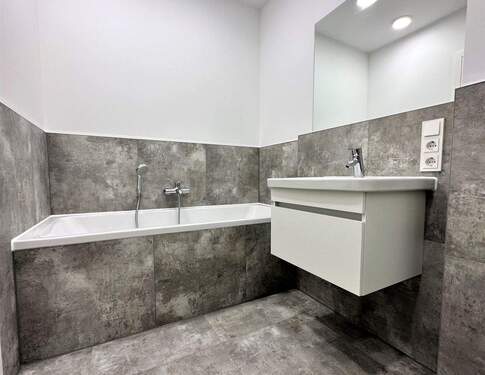 Badezimmer mit Badewanne - 