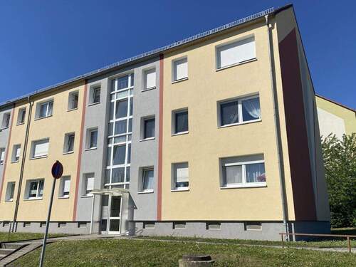 Bild1 - Modern und gepflegt! 4-Raumwohnung mit Einbauküche, Balkon und Stellplatz in Riesa-Weida!