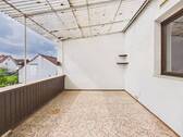 Balkon mit Blick in den Garten - 