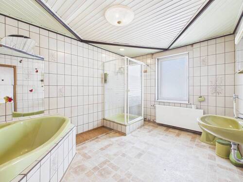 Bad mit Dusche und Badewanne OG - 