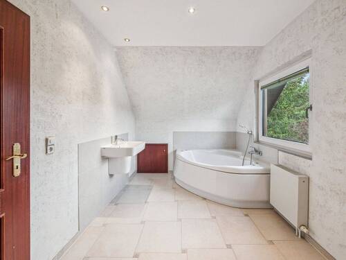Bad mit Badewanne - 