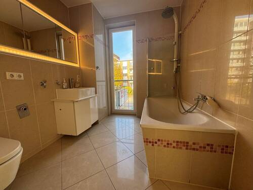 Vollbad mit Wanne und Fenster - 