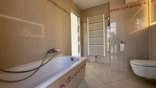 Vollbad mit Wanne und Fenster - 