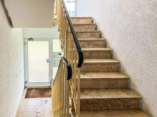 Treppenhauseingang - 3 Zimmer Etagenwohnung in Markranstädt