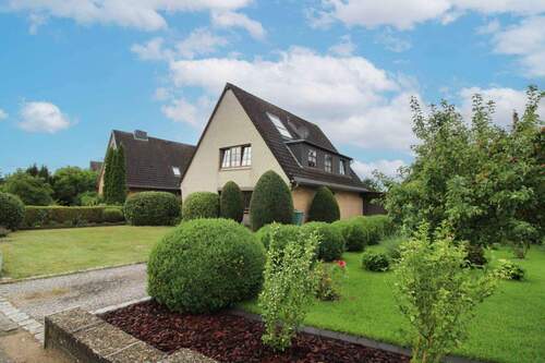 Außenansicht 2 - Sofort bezugsfrei & charmant: 3-Zimmer-Erdgeschosswohnung mit Terrasse, Garten und Garage