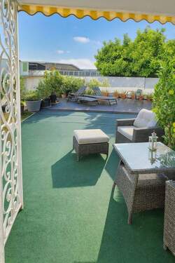 Große Terrasse mit Sitzecke - 8 Zimmer Einfamilienhaus in Maintal